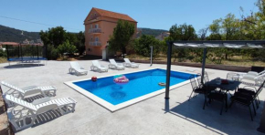 Гостиница Family friendly apartments with a swimming pool Vinisce, Trogir - 12676  Винишче